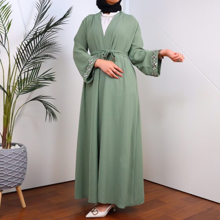 ⁦عباية مفتوحة بأحجار زركون على أطراف الأكمام لون أخضر فاتح⁩ - الصورة ⁦4⁩
