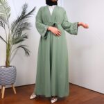 ⁦عباية مفتوحة بأحجار زركون على أطراف الأكمام لون أخضر فاتح⁩ - الصورة ⁦5⁩