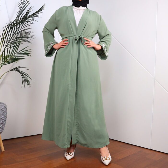 ⁦عباية مفتوحة بأحجار زركون على أطراف الأكمام لون أخضر فاتح⁩ - الصورة ⁦6⁩