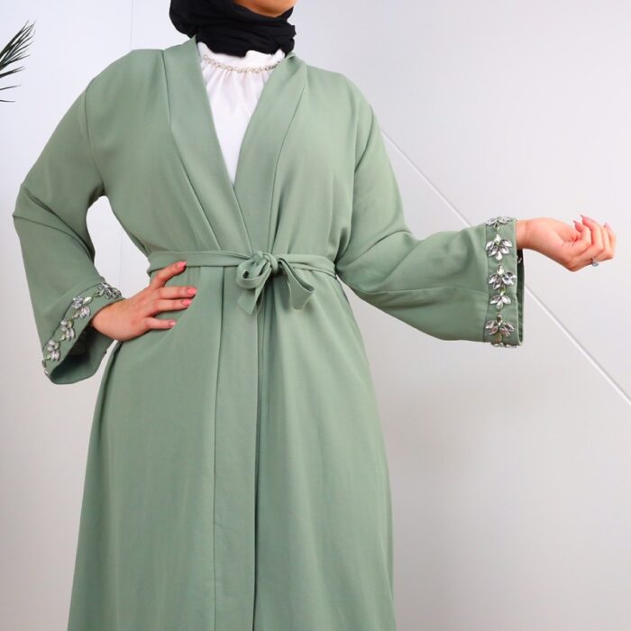 ⁦عباية مفتوحة بأحجار زركون على أطراف الأكمام لون أخضر فاتح⁩ - الصورة ⁦7⁩