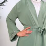 ⁦عباية مفتوحة بأحجار زركون على أطراف الأكمام لون أخضر فاتح⁩ - الصورة ⁦8⁩