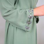 ⁦عباية مفتوحة بأحجار زركون على أطراف الأكمام لون أخضر فاتح⁩ - الصورة ⁦9⁩