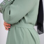 ⁦عباية مفتوحة بأحجار زركون على أطراف الأكمام لون أخضر فاتح⁩ - الصورة ⁦11⁩