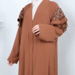 ⁦عباية مفتوحة مع أحجار زركون على الكتف لون بني⁩ - الصورة ⁦4⁩