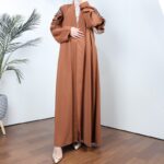 ⁦عباية مفتوحة مع أحجار زركون على الكتف لون بني⁩ - الصورة ⁦9⁩