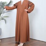 ⁦عباية مفتوحة مع أحجار زركون على الكتف لون بني⁩ - الصورة ⁦10⁩