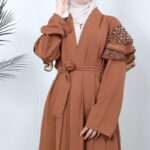 ⁦عباية مفتوحة مع أحجار زركون على الكتف لون بني⁩ - الصورة ⁦17⁩