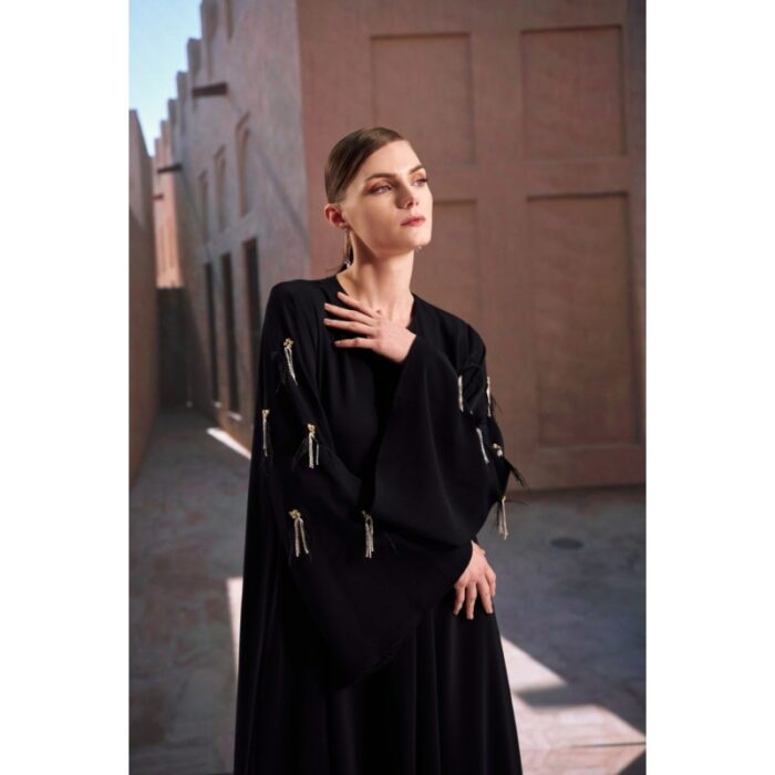 1033751984_67dc68a51e154 عباية بسحاب قصير لون أسود - الصورة 1