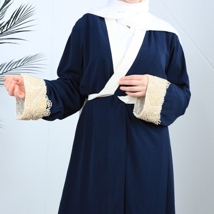 ⁦عباية مفتوحة لون كحلي بتصميم لولو على أطراف الكم⁩ - الصورة ⁦2⁩