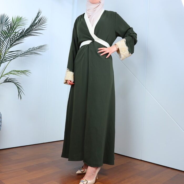 ⁦عباية مفتوحة لون زيتي بتصميم لولو على أطراف الكم⁩ - الصورة ⁦3⁩