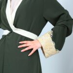 ⁦عباية مفتوحة لون زيتي بتصميم لولو على أطراف الكم⁩ - الصورة ⁦5⁩