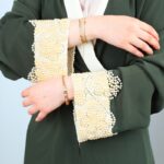 ⁦عباية مفتوحة لون زيتي بتصميم لولو على أطراف الكم⁩ - الصورة ⁦7⁩