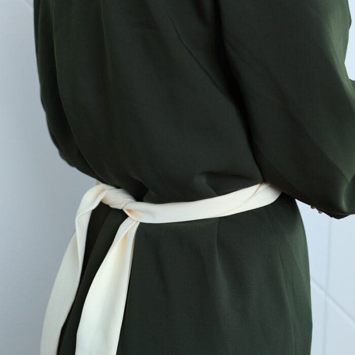 ⁦عباية مفتوحة لون زيتي بتصميم لولو على أطراف الكم⁩ - الصورة ⁦8⁩