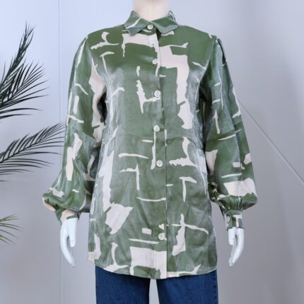 قميص بأكمام طويلة لون أخضر وبيج