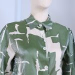 ⁦قميص بأكمام طويلة لون أخضر وبيج⁩ - الصورة ⁦4⁩