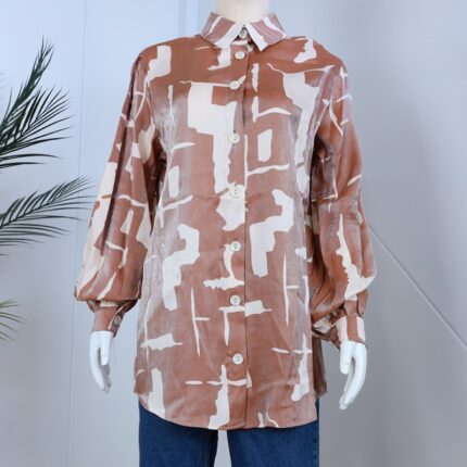 قميص بأكمام طويلة لون بيج وسكري