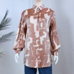 ⁦قميص بأكمام طويلة لون بيج وسكري⁩ - الصورة ⁦2⁩