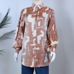 ⁦قميص بأكمام طويلة لون بيج وسكري⁩ - الصورة ⁦3⁩