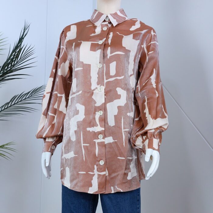 ⁦قميص بأكمام طويلة لون بيج وسكري⁩ - الصورة ⁦3⁩