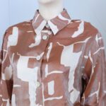 ⁦قميص بأكمام طويلة لون بيج وسكري⁩ - الصورة ⁦4⁩