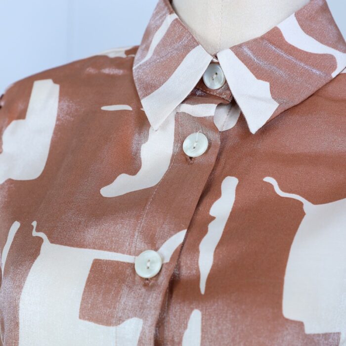 ⁦قميص بأكمام طويلة لون بيج وسكري⁩ - الصورة ⁦5⁩