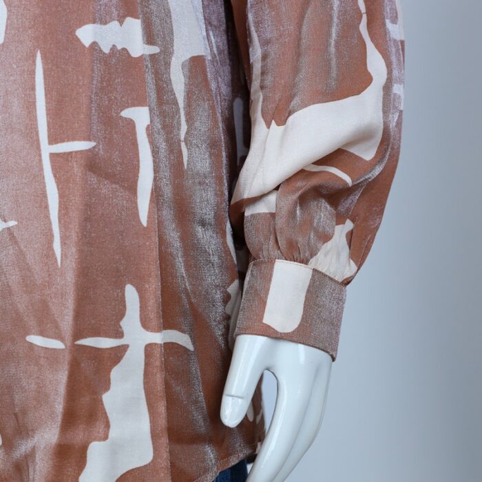 ⁦قميص بأكمام طويلة لون بيج وسكري⁩ - الصورة ⁦6⁩