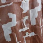 ⁦قميص بأكمام طويلة لون بيج وسكري⁩ - الصورة ⁦7⁩