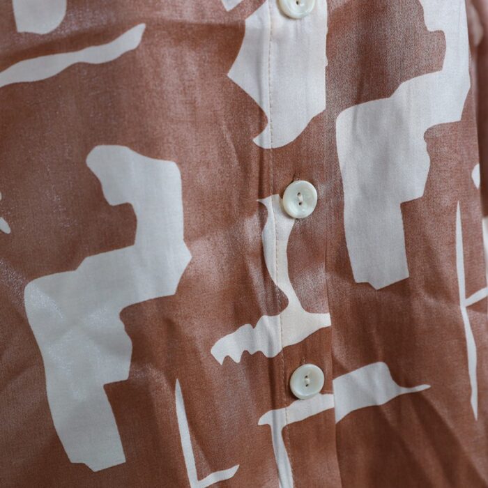 ⁦قميص بأكمام طويلة لون بيج وسكري⁩ - الصورة ⁦7⁩