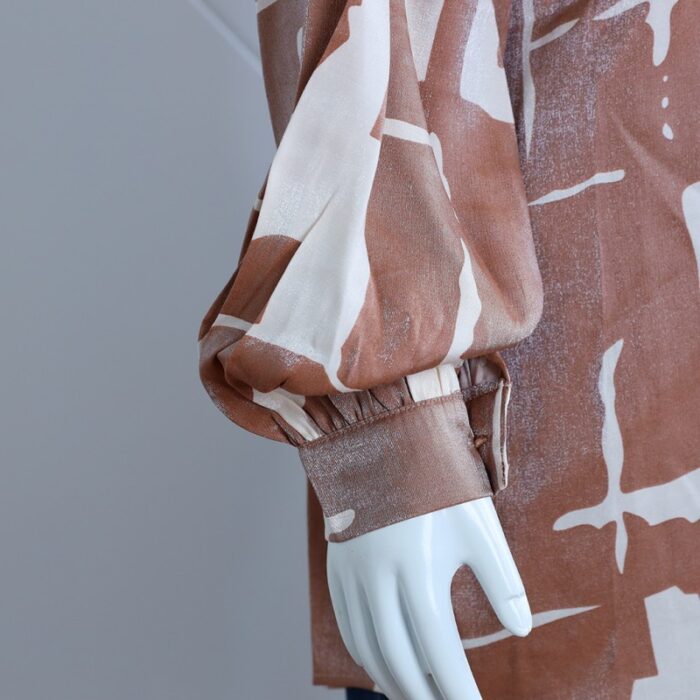 ⁦قميص بأكمام طويلة لون بيج وسكري⁩ - الصورة ⁦8⁩