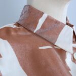 ⁦قميص بأكمام طويلة لون بيج وسكري⁩ - الصورة ⁦10⁩