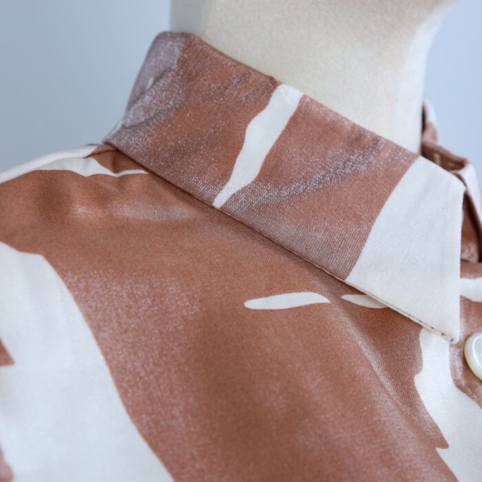 ⁦قميص بأكمام طويلة لون بيج وسكري⁩ - الصورة ⁦10⁩