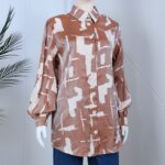 ⁦قميص بأكمام طويلة لون بيج وسكري⁩ - الصورة ⁦11⁩