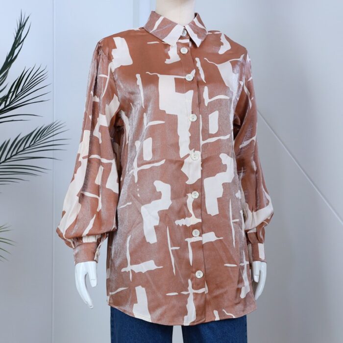 ⁦قميص بأكمام طويلة لون بيج وسكري⁩ - الصورة ⁦11⁩