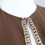 ⁦عباية مفتوحة بتصميم خرز من الأمام لون بني⁩ - الصورة ⁦4⁩