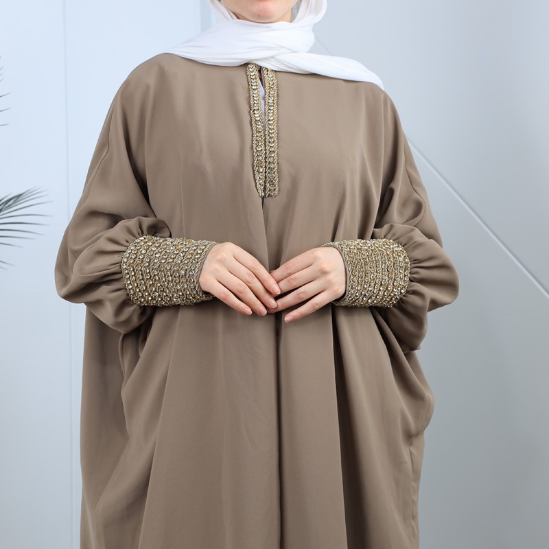 ⁦عباية مفتوحة بتصميم خرز من الأمام لون بيج⁩ - الصورة ⁦1⁩