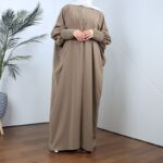 ⁦عباية مفتوحة بتصميم خرز من الأمام لون بيج⁩ - الصورة ⁦2⁩