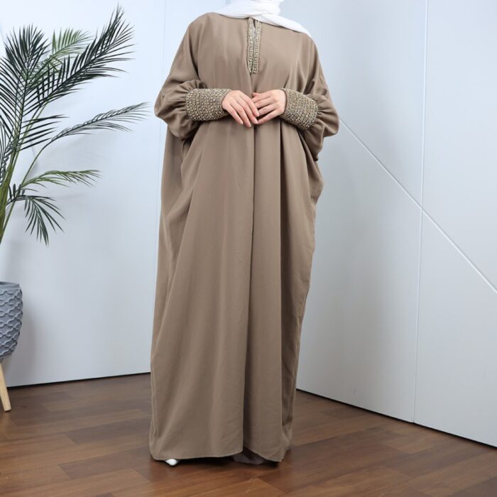 ⁦عباية مفتوحة بتصميم خرز من الأمام لون بيج⁩ - الصورة ⁦2⁩