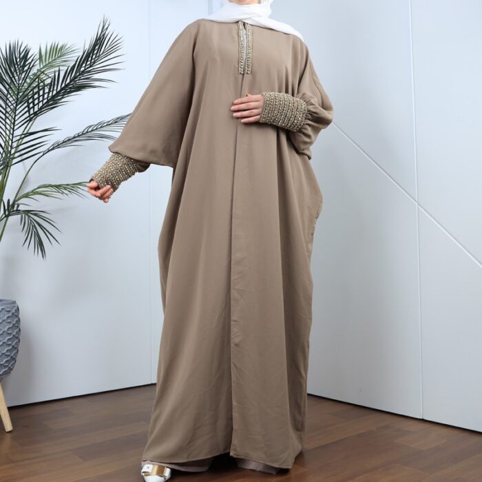 ⁦عباية مفتوحة بتصميم خرز من الأمام لون بيج⁩ - الصورة ⁦3⁩