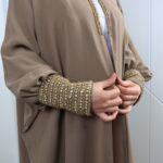 ⁦عباية مفتوحة بتصميم خرز من الأمام لون بيج⁩ - الصورة ⁦9⁩