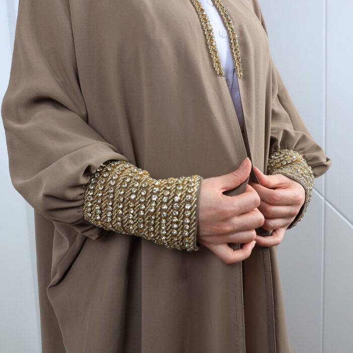 ⁦عباية مفتوحة بتصميم خرز من الأمام لون بيج⁩ - الصورة ⁦9⁩