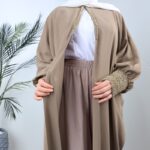 ⁦عباية مفتوحة بتصميم خرز من الأمام لون بيج⁩ - الصورة ⁦11⁩