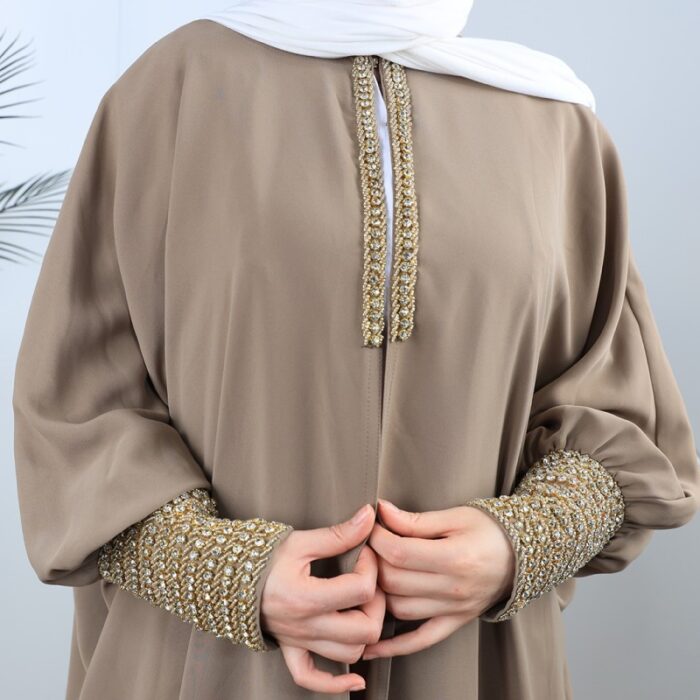 ⁦عباية مفتوحة بتصميم خرز من الأمام لون بيج⁩ - الصورة ⁦12⁩