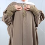 ⁦عباية مفتوحة بتصميم خرز من الأمام لون بيج⁩ - الصورة ⁦13⁩
