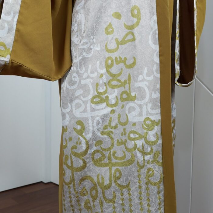 ⁦عباية مفتوحة لون زيتي وبيج⁩ - الصورة ⁦8⁩