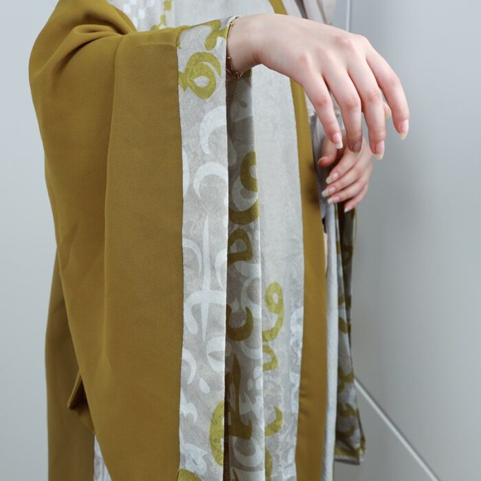 ⁦عباية مفتوحة لون زيتي وبيج⁩ - الصورة ⁦9⁩