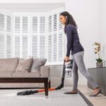 ⁦مكنسة عامود لاسلكية IZ201EU من شارك Shark⁩ - الصورة ⁦3⁩