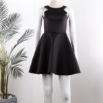 ⁦فستان قصير مخطط بالعرض لون أسود⁩ - الصورة ⁦2⁩