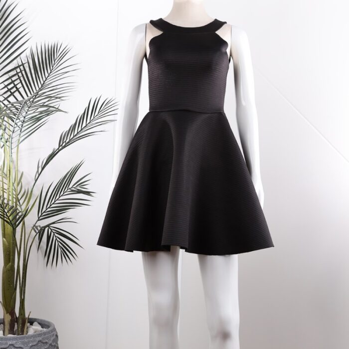 ⁦فستان قصير مخطط بالعرض لون أسود⁩ - الصورة ⁦2⁩