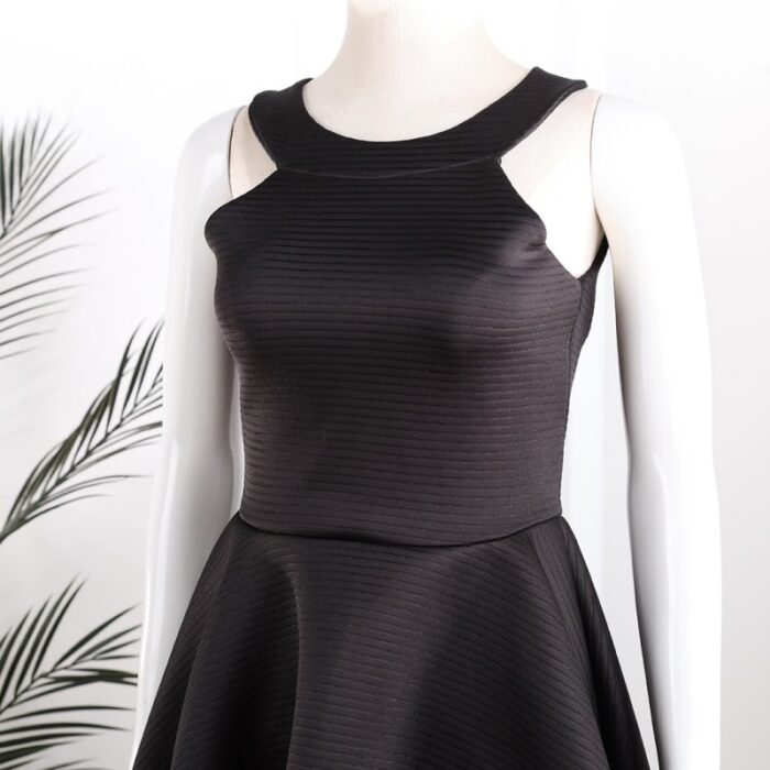 ⁦فستان قصير مخطط بالعرض لون أسود⁩ - الصورة ⁦4⁩