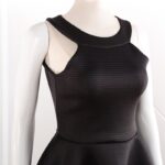 ⁦فستان قصير مخطط بالعرض لون أسود⁩ - الصورة ⁦5⁩